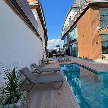 Villa 5-bedroom With Pool & Sauna *