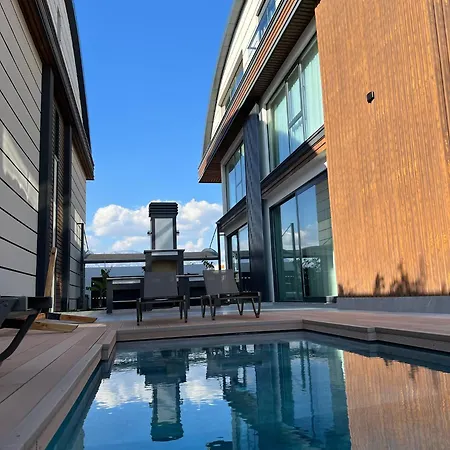 5-bedroom With Pool & Sauna *